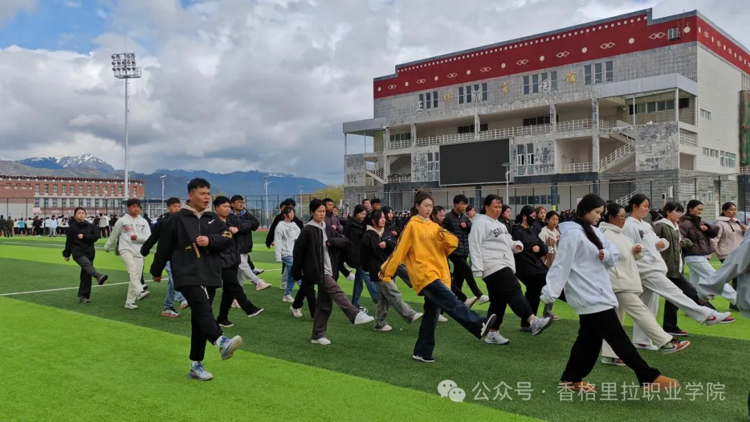 汗水“淬”青春,军训“磨”心志——学院(校)2023级学生军训纪实(图5) 汗水“淬”青春,军训“磨”心志——学院(校)2023级学生军训纪实(图5)