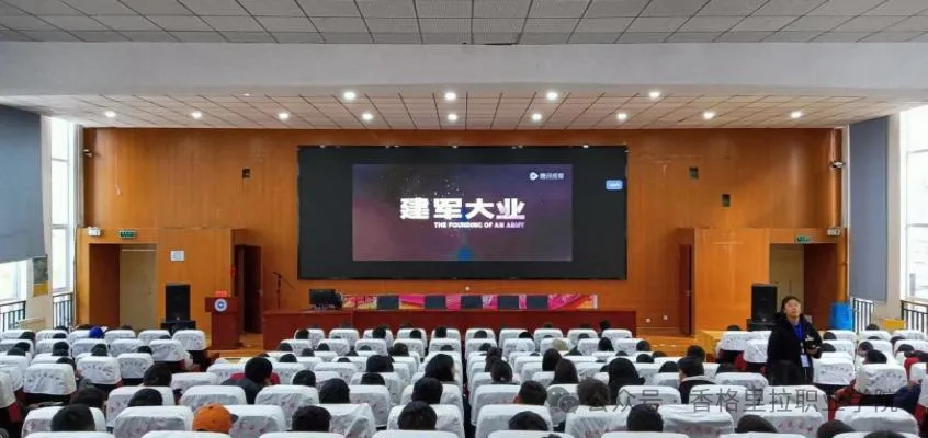 汗水“淬”青春,军训“磨”心志——学院(校)2023级学生军训纪实(图6) 汗水“淬”青春,军训“磨”心志——学院(校)2023级学生军训纪实(图6)