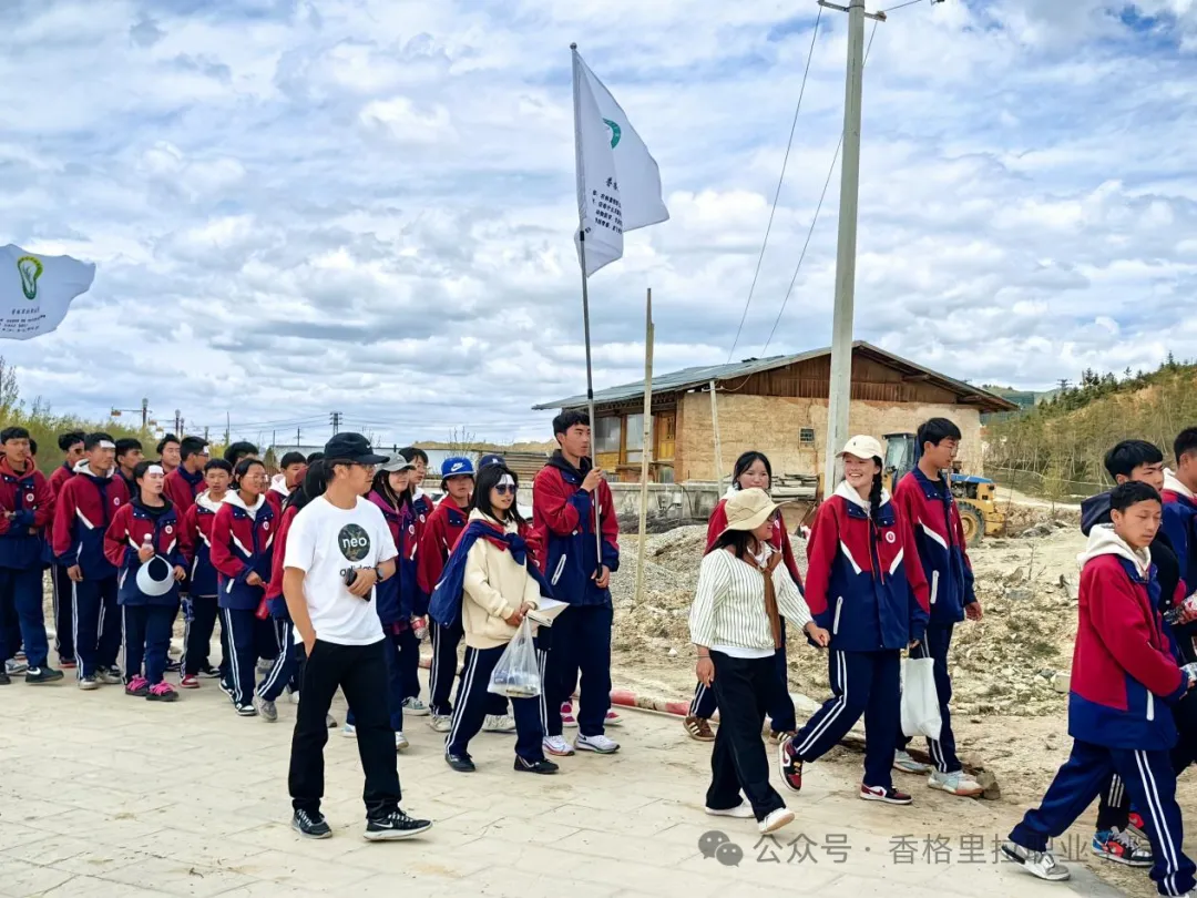 汗水“淬”青春,军训“磨”心志——学院(校)2023级学生军训纪实(图7) 汗水“淬”青春,军训“磨”心志——学院(校)2023级学生军训纪实(图7)