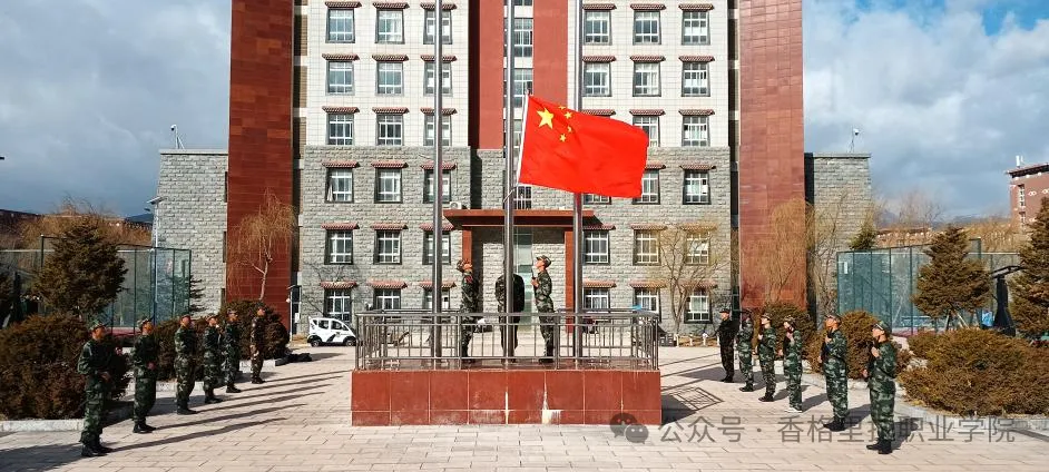 汗水“淬”青春,军训“磨”心志——学院(校)2023级学生军训纪实(图10) 汗水“淬”青春,军训“磨”心志——学院(校)2023级学生军训纪实(图10)