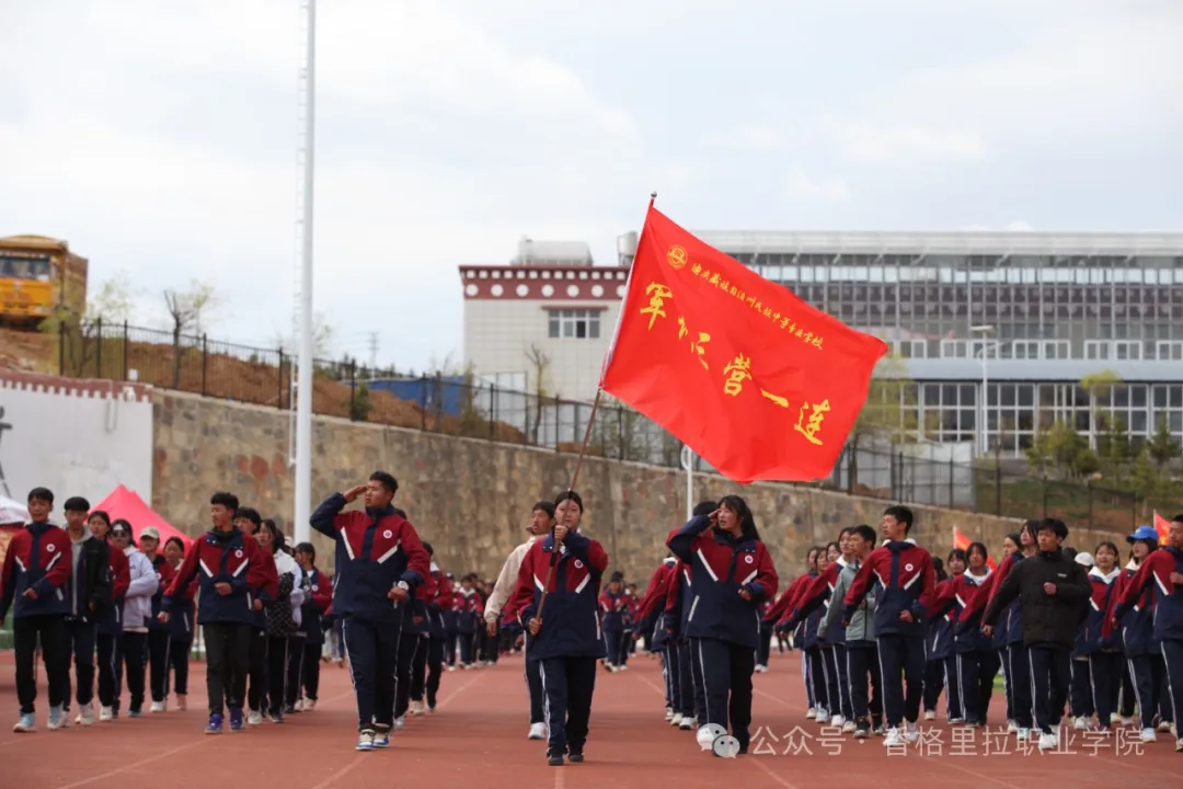 汗水“淬”青春,军训“磨”心志——学院(校)2023级学生军训纪实(图11) 汗水“淬”青春,军训“磨”心志——学院(校)2023级学生军训纪实(图11)