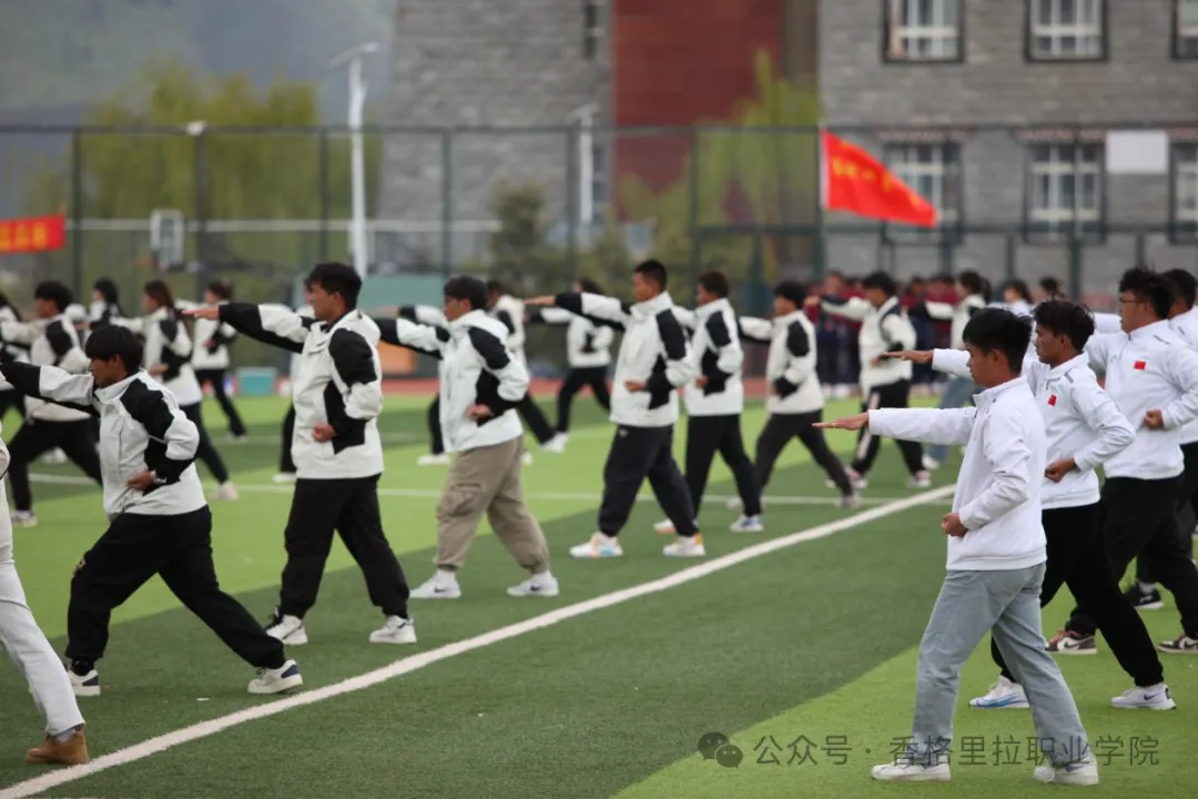 汗水“淬”青春,军训“磨”心志——学院(校)2023级学生军训纪实(图12) 汗水“淬”青春,军训“磨”心志——学院(校)2023级学生军训纪实(图12)