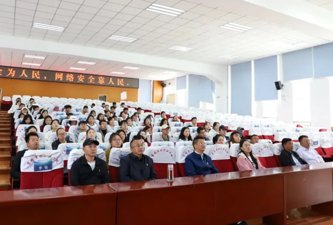 香职新闻|凝心聚力抓党建 固本强基提质效—学院校组织召开书记、校长抓党建工作例会(第四次)暨党建引领基层治理协调推进会议(图4) 香职新闻|凝心聚力抓党建 固本强基提质效—学院校组织召开书记、校长抓党建工作例会(第四次)暨党建引领基层治理协调推进会议(图4)