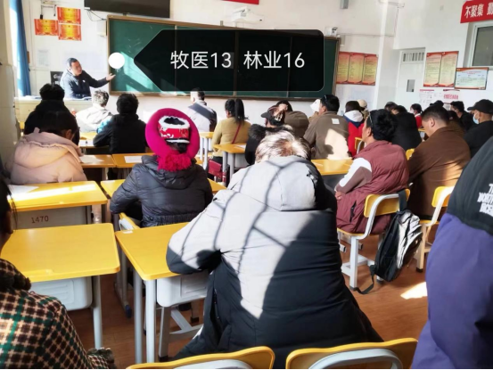 小手拉大手.家校共育护平安——学校组织召开学生安全工作家长座谈会(图4)