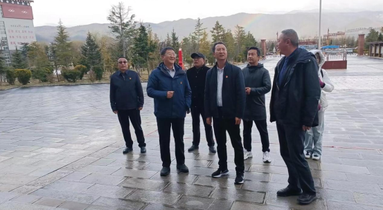 丽江市教育体育局专职副书记一行莅临我校检查指导工作