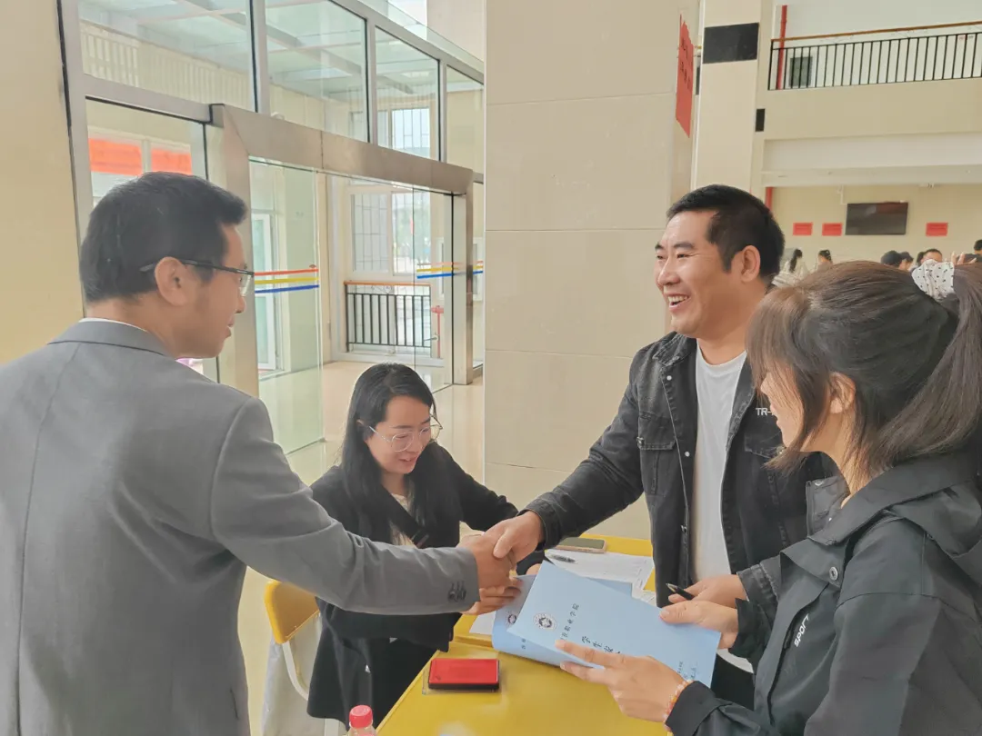 香职新闻｜感恩“香”遇 “新”程启航--香格里拉职业学院 迪庆州民族中等专业学校2024年新生入学现场热辣滚烫(图16)